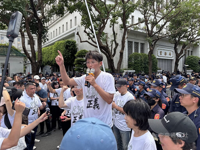民眾黨30日舉行「司法改革公民走讀」活動，黨公職與警方對峙多時，甚至穿越護欄爆發推擠，最終歷時6小時落幕。圖為民眾黨主席黃國昌（中）向群眾喊話。中央社記者郭建伸攝　114年8月30日   