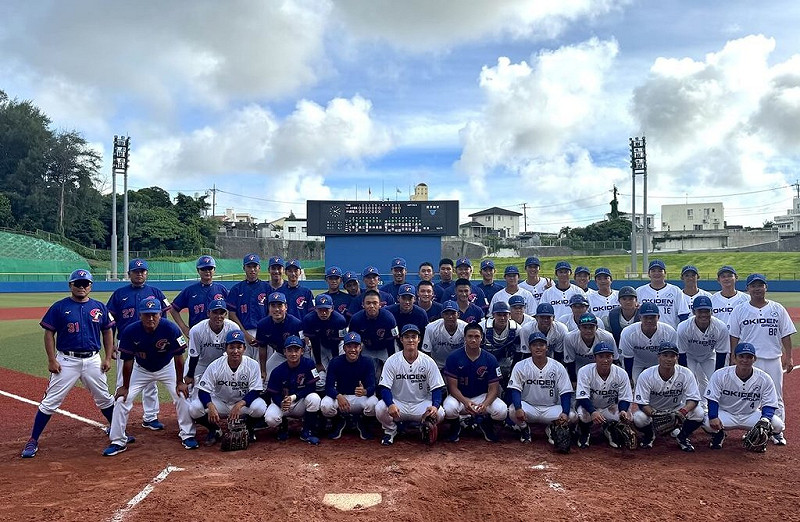U18世界盃棒球賽台灣隊持續備戰，30日在沖繩當地的練習賽與日本社會人隊沖繩電力交手，兩隊開心合影留念。（中華民國棒球協會提供）中央社記者謝靜雯傳真   114年8月30日   