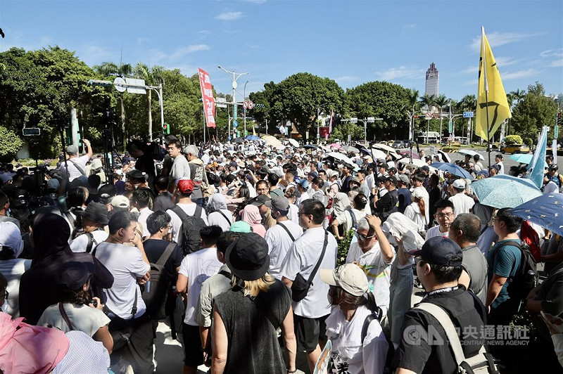 民眾黨30日在台北中正紀念堂外舉行「司法改革公民走讀」活動，呼籲政府積極推動司法改革。   圖:中央社提供