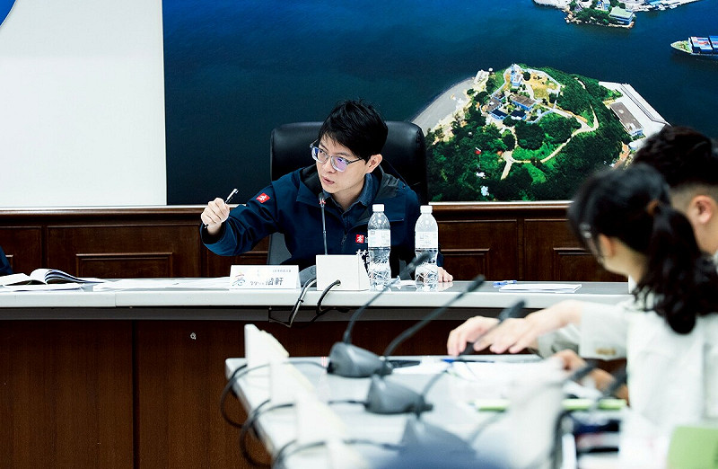 林楷軒(左)出席青年事務委員會議,並針對青年代表的建議給予積極回應。 圖:高雄市青年局/提供