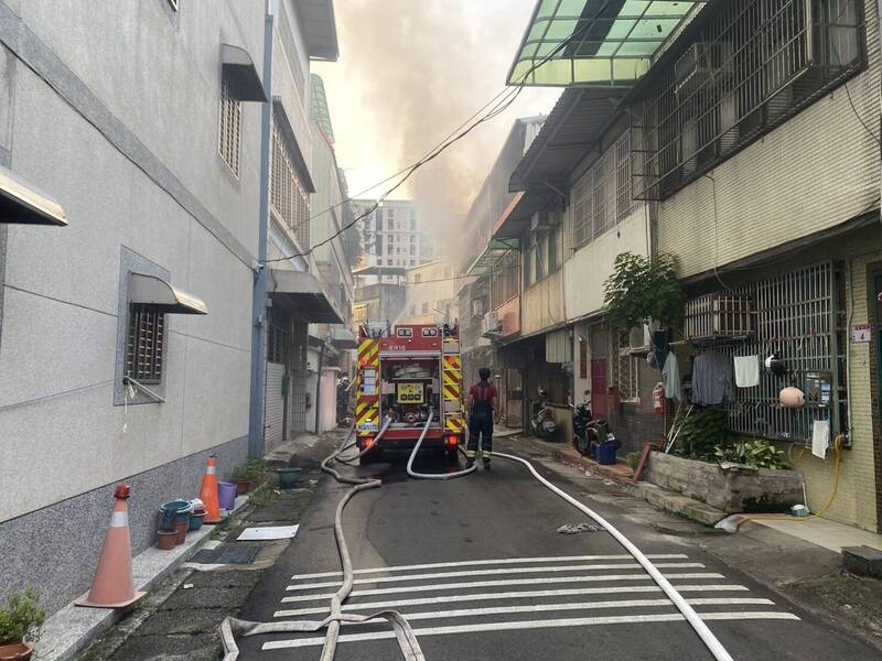 桃園中壢住宅清晨惡火,傳出5死。 圖/翻攝畫面