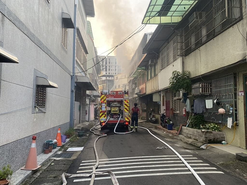 桃園市中壢區龍安街31日清晨發生住宅火警，現場竄出大量大火與濃煙，消防局派出消防人員79名、消防車27輛、救護車7輛前往救災，抵達現場後展開搶救行動。（桃園市政府消防局提供）中央社記者吳睿騏桃園傳真　114年8月31日   