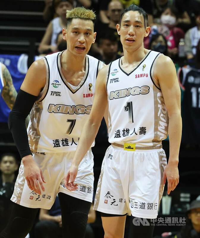 台裔球星林書豪（左）宣告結束長達15年職業生涯，他與弟弟林書緯（右）攜手打出的冠軍兄弟籃球，則蔚為一段佳話。（中央社檔案照片）   