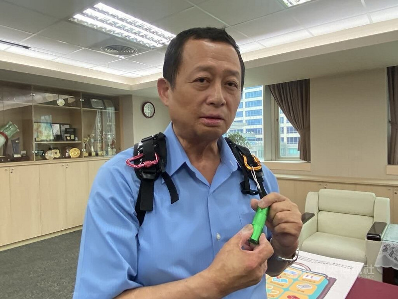 緊急避難包內常見照明手電筒，台北市消防局長莫懷祖（圖）建議，避難時可用勾環掛在背包上方便拿取，使用時反握較方便，繩帶套腕且燈光角度自然照射地板，省力又不容易掉落，許多特勤人員都是如此使用。中央社記者黃麗芸攝 114年8月31日   