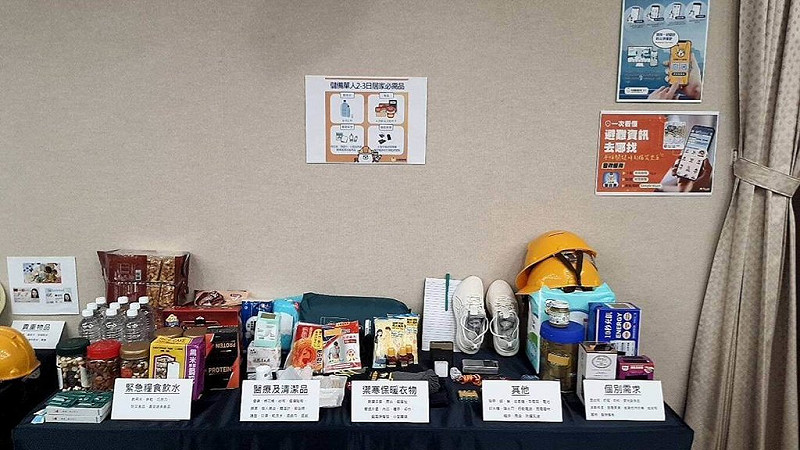 消防署災害管理組專委張榮助指出，緊急避難包準備項目囊括「緊急糧食飲水」、「醫療及清潔品」、「禦寒保暖衣物」、「貴重物品」和「其他」等，基本上以能維持3天生命的基本需求為主。（消防署提供）中央社記者黃麗芸傳真 114年8月31日   