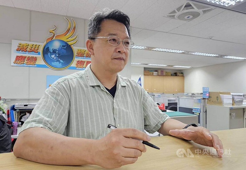 如何準備緊急避難包令許多人苦惱,消防署專委張榮助(圖)說,緊急避難包概念起源於二戰期間,準備適合自己避難需求的內容物就對了。中央社記者黃麗芸攝 114年8月31日