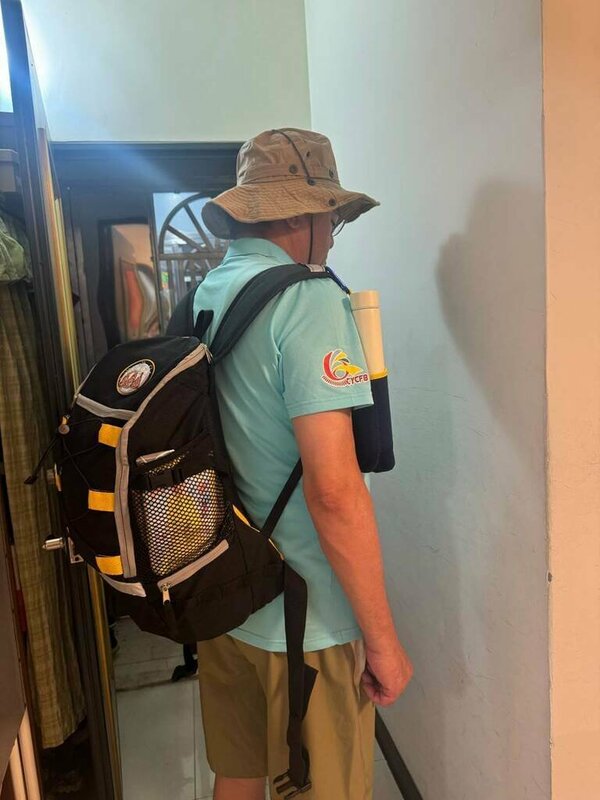 消防署長蕭煥章表示，考量攜帶和行動方便性，選擇雙肩登山包作為緊急避難包，外部設計搭配勾環，可方便水杯、哨子或手電筒等慣用物取掛，整體重量約7公斤重。（蕭煥章提供）中央社記者黃麗芸傳真 114年8月31日   