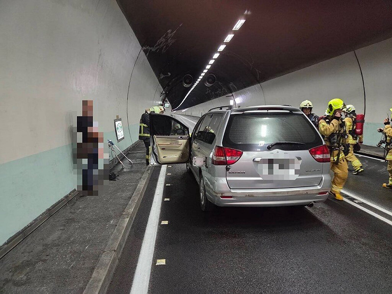 許姓男子31日上午9時許，開車行經國道5號南向23.1公里雪山隧道內側車道時，車輛引擎室突然冒煙，現場一度雙向封閉回堵約5公里，所幸及時撲滅，現場於上午9時53分排除，全線開放通行。（讀者提供）中央社記者王朝鈺傳真 114年8月31日   