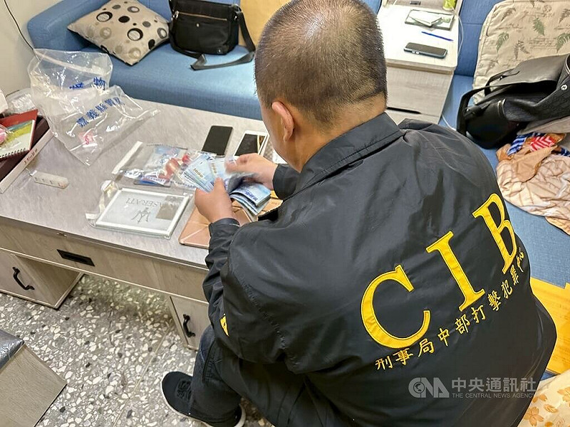 刑事警察局中部打擊犯罪中心偵辦暱稱「怪博士」詐團案，有被害人除遭騙取現金，還將名下不動產抵押設定貸款，警方陸續逮捕不動產貸款「通路商」毛男等16人，並查扣相關證物。（翻攝照片）中央社記者蘇木春傳真 114年8月31日   