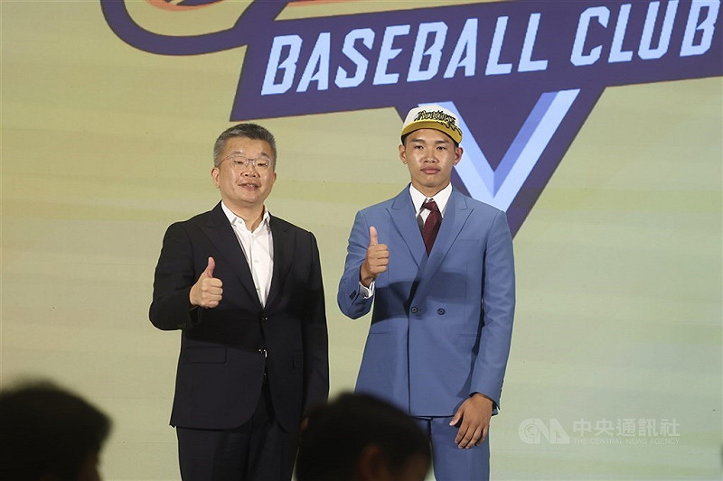 中職中信兄弟今年選秀8名新秀全數完成簽約，首輪指名野手蔡琞傑（右）簽約金新台幣490萬元，月薪6萬元。（中央社檔案照片）   