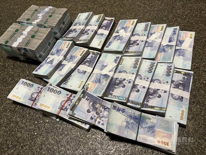 新北市淡水區邱姓婦人加入投資群組，日前準備提領獲利時，詐團稱遭警方查扣，要付新台幣400萬元紅包疏通關係，婦女起疑求助警方，並配合進行誘捕，順利逮到前往取款的車手。圖為查扣現金。（翻攝照片）中央社記者王鴻國傳真　114年8月31日   