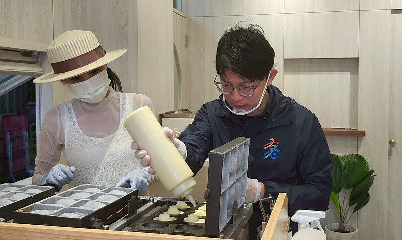 林楷軒(右)在柯至柔(左)指導下,親自體驗雞蛋糕製作。 圖:高雄市青年局/提供