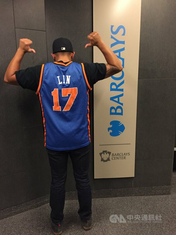 林書豪是NBA尼克球迷與亞裔美國人社群的重要象徵。圖為球迷穿上林書豪尼克隊舊球衣。(中央社檔案照片)