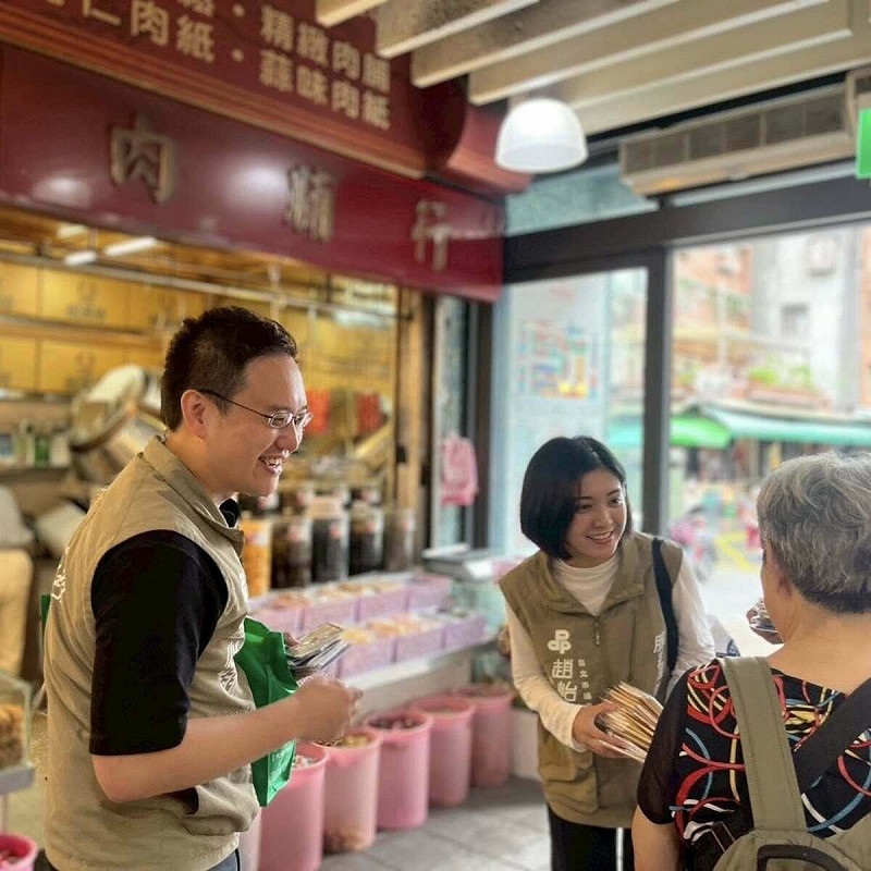 劉品妡（右）過去隨趙怡翔（左）一同在大安文山區掃街拜票，熟悉地方選情，累積基層經驗。   圖:取自劉品妡臉書