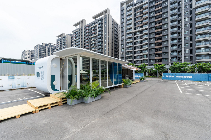 好室智造所外場觀,後方為遠雄建設造鎮成果。 圖:遠雄建設/提供