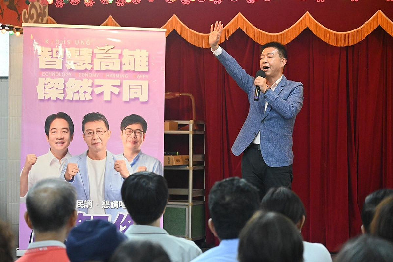許智傑在左營區啟明堂舉辦市民見面會，搶攻藍營票倉。   圖：許智傑辦公室/提供