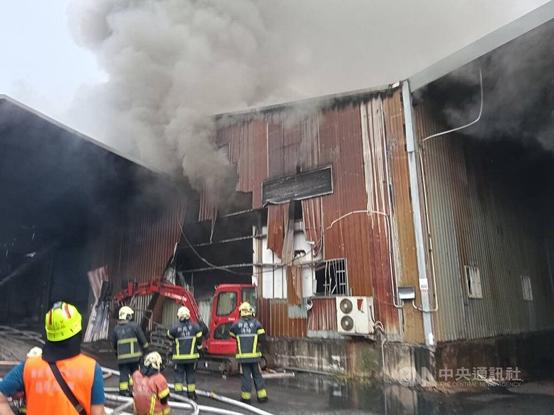 新北市林口區一間紙類工廠1日凌晨發生火警，延燒迅速且冒出陣陣濃煙；警消獲報到場將火勢撲滅。（翻攝照片）中央社記者王鴻國傳真　114年9月1日   