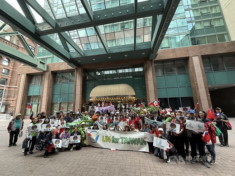 多倫多台灣僑民發起「支持台灣加入聯合國及國際民航組織(ICAO)」遊行活動,結束前大合照。中央社記者胡玉立多倫多攝 114年9月1日 圖:中央社提供