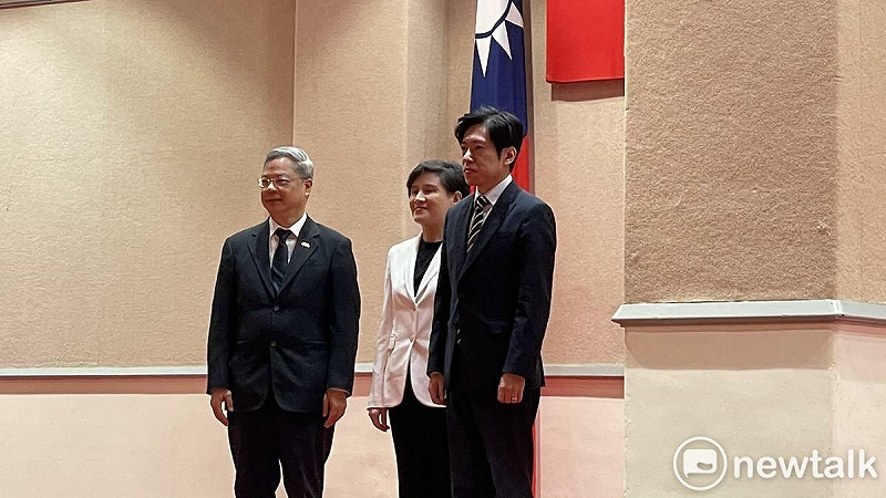 行政院舉行新任秘書長張惇涵、卸任秘書長龔明鑫交接典禮，並由行政院副院長鄭麗君監交。   圖：高逸帆／攝