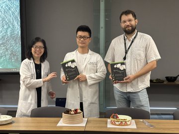 美國德州大學安德森癌症中心近期對 35 歲的中國籍研究員李雲海(中)提起訴訟,指控其竊取機密資料並試圖逃回中國。 圖:翻攝自 @__Inty__ X 帳號