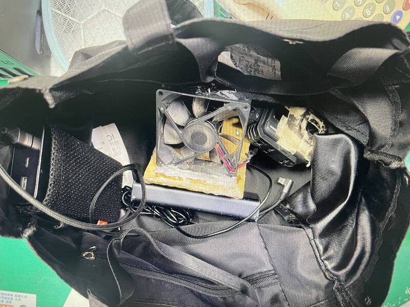 涉嫌偷拍的男子將運動型攝影機暗藏於黑色提袋內，並在袋底挖出小孔，鎖定女遊客裙底。   圖：警方提供