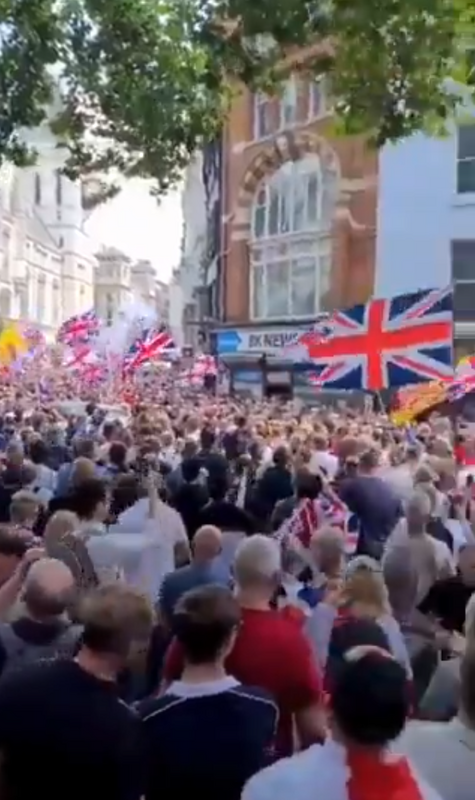 X 上流傳的抗議影片，但此片段與 2018 年的「Free Tommy Robinson」抗議活動有相似之處。   圖：翻攝自 X 