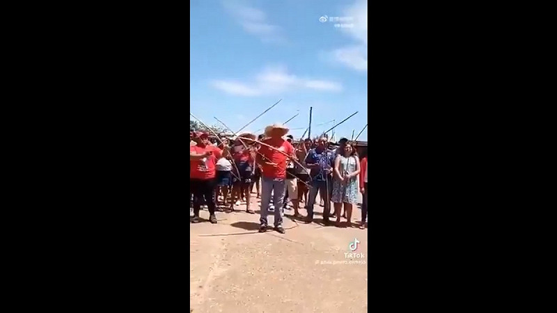委內瑞拉動員平民,準備可能與美國爆發的衝突,但民眾們卻只能「自製弓箭」對抗美國的先進武器。 圖:擷取自 @Israelwaronhama X 帳號