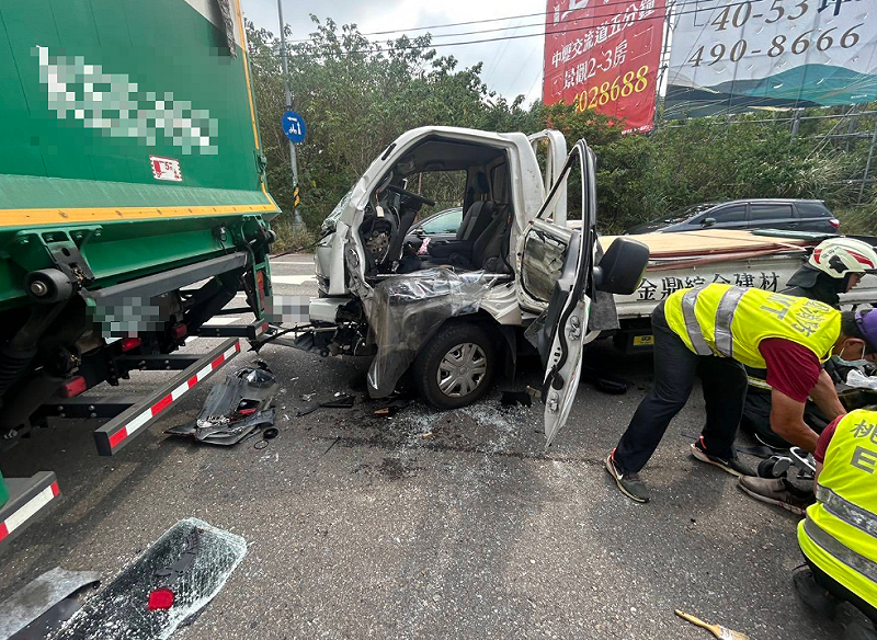 男子疑因未注意車前狀況，直接撞擊前方紅綠燈的郵務車，導致貨車車頭嚴重凹損。   圖：警方提供