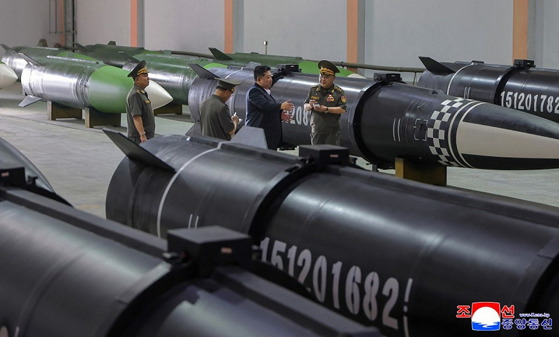 北韓領導人金正恩31日視察專門生產導彈的軍工企業。   圖：翻攝朝中社
