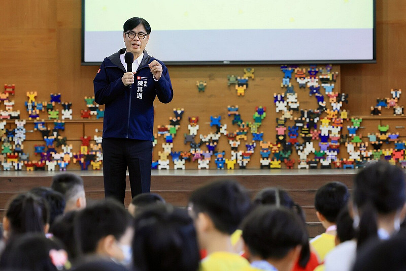 針對北高兩市統籌分配款相差近400億元，高雄市長陳其邁1日表示，希望中央能考量區域均衡，南部、北部畢竟不一樣，不能說之前已經給北部縣市，現在輪到南部要做建設的時候錢不給南部。   圖：高雄市政府/提供