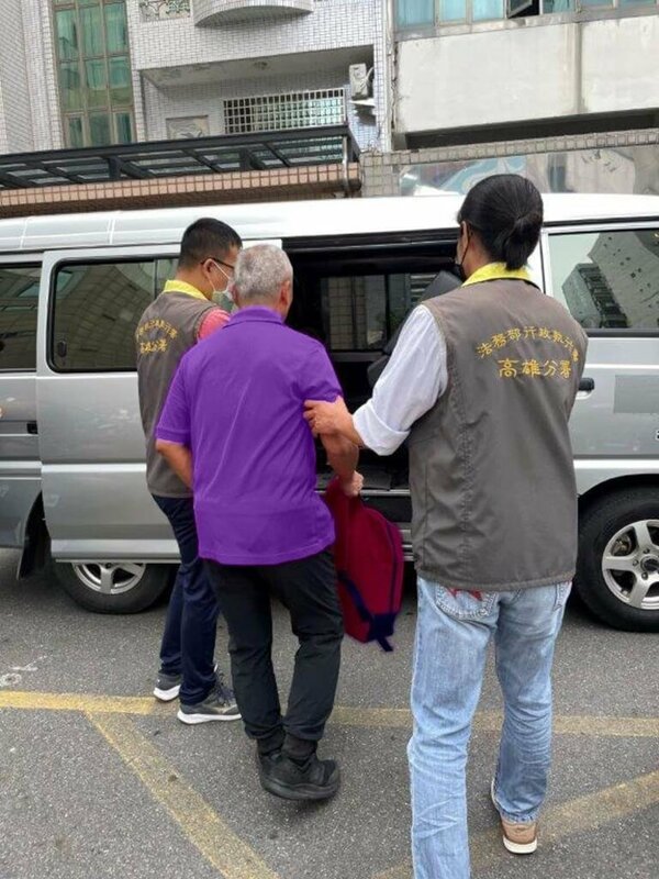 高雄林姓菸酒商以漏開統一發票等方式，逃漏營業稅超過新台幣714萬元，遭國稅局裁罰上千萬卻逾期未繳納，林男還展開一系列脫產行徑，經行政執行署高雄分署向雄院聲請裁定准予管收林男3個月，並由高雄分署解送管收所執行。（行政執行署高雄分署提供）中央社記者張已亷傳真  114年9月1日   