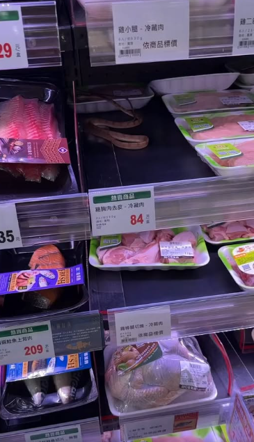 近日有網友在「全聯福利中心」冷藏肉品區驚見一隻蛇，只見那條蛇動也不動的躺在一盒雞胸肉上，引起網友熱議。   圖：取自爆料公社