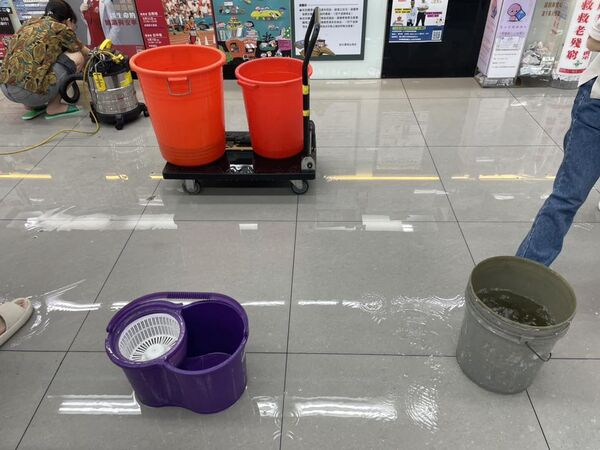 政大書城員工緊急搶救,小編還幽默自嘲統計「累積滑倒次數」。 圖:翻攝自台南政大書城臉書