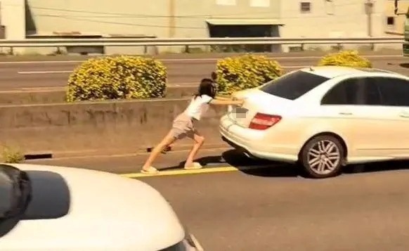 國道一名女子徒手推動故障賓士車，原PO直呼：神力女超人？   圖：翻攝自社會事新聞影音
