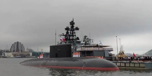 俄羅斯與中國近期共同舉辦了「海上聯合 2025 」軍事演習，並在演習結束後分別派遣「基洛級」 636.3 號的「沃爾霍夫號」以及 636M 型的「長城 210 號」組成聯合艦隊，進行水下巡航任務。   圖：翻攝自 騰訊網 國平視野