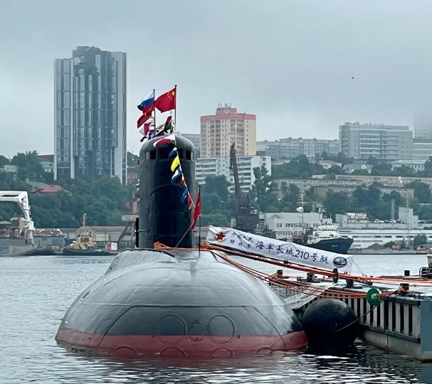 有中國專家指出，中國「長城 210 號」在前往海參崴參加演習與聯合巡航前，曾秘密駛過對馬海峽，但並未被日本海自的「反潛探測網」發現。圖為長城 210 號。   圖：翻攝自 騰訊網 國平視野
