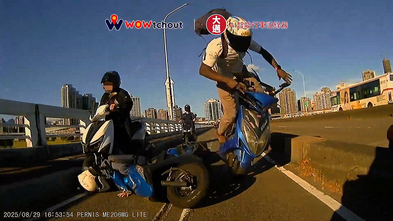 三重發生一起交通事故，機車追撞畫面曝光。   圖：翻攝自WoWtchout - 地圖型行車影像分享平台