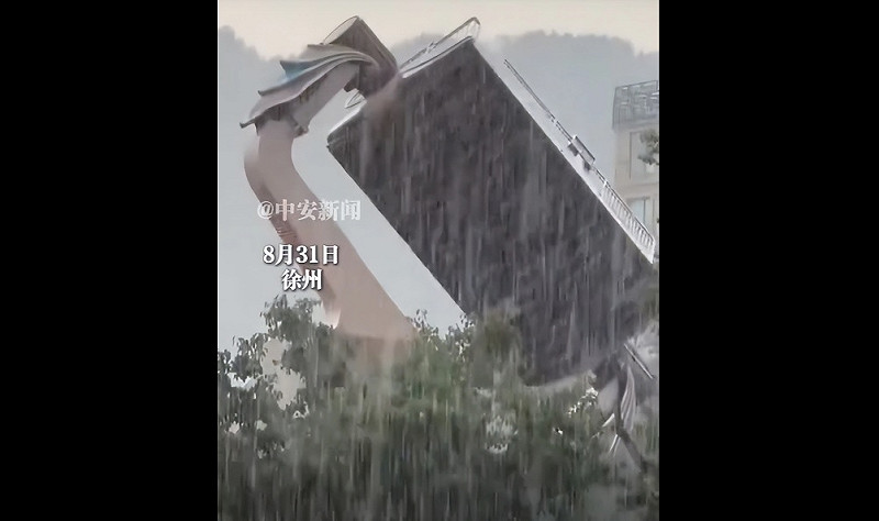 近期有民眾反映稱,即使當地下起大雨,江蘇省徐州樂園仍持續開放部分室外設施,質疑樂園方的安全保障措施存在缺陷。 圖:翻攝自 大風新聞