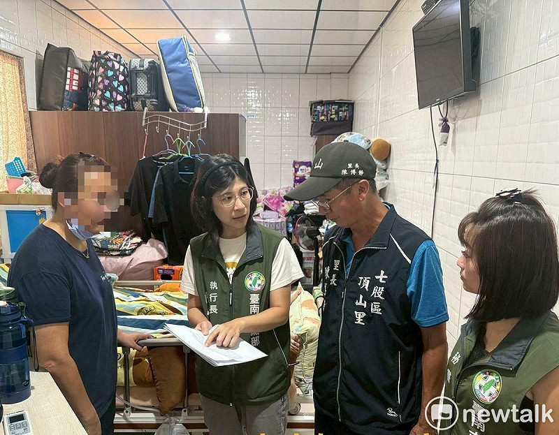 民進黨台南市黨部繼公布「疼惜台南 守護家園」行動專案，媒合各界善心捐助家電，協助弱勢家戶回復日常生活，黨工發揮社工精神，訪視弱勢家戶，了解實際生活需求，希望大家都夠被照顧到。   圖：民進黨台南市黨部提供