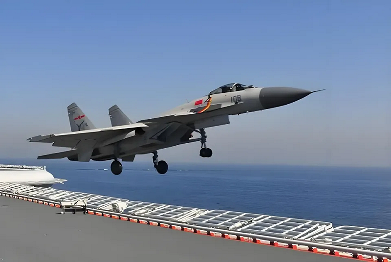 殲-15戰機。 圖:翻攝自 騰訊新聞 殲-15戰機。 圖:翻攝自 騰訊新聞