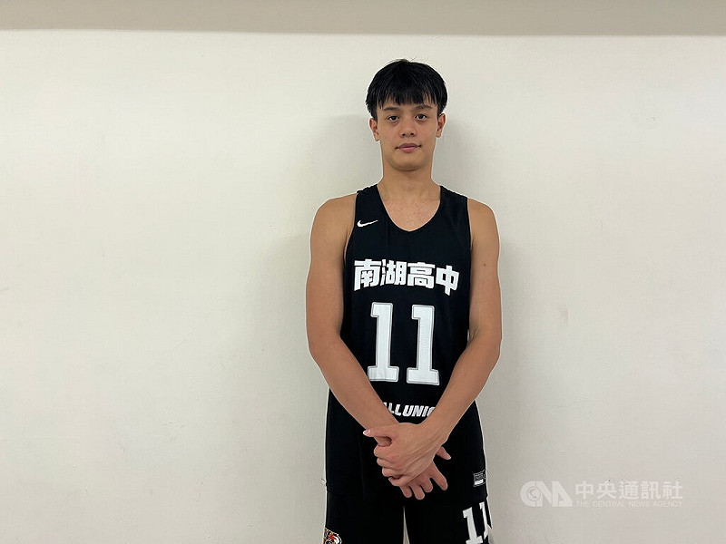南湖高中在113學年度高中籃球聯賽HBL勇闖4強，隊長周佑承表示，歷經暑假訓練營、盃賽磨練，在心態上變得更沉穩。中央社記者陳容琛攝  114年9月1日   