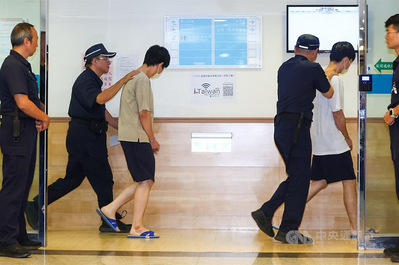 台積電離職工程師陳力銘、在職工程師吳秉駿（白衣）、戈一平（米衣）涉嫌洩漏台積電關鍵技術，遭檢方依違反營業秘密法等罪起訴。高檢署智財分署1日將羈押中3名被告移由智慧財產及商業法院審理。中央社記者王騰毅攝  114年9月1日   
