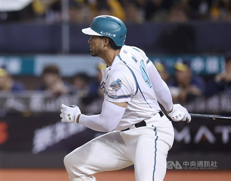 中華職棒台鋼雄鷹隊洋砲魔鷹（Steven Moya）8月敲出4轟、打擊率3成87，拿下8月打擊MVP。（中央社檔案照片）   