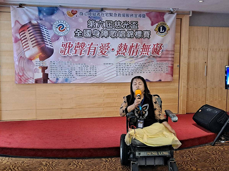第六屆慈光盃全國身障歌唱錦標賽吸引來自全國各地的大批身障朋友報名參賽,選手們都使出渾身解數,充分展現對音樂的熱愛與才華,贏得如雷掌聲。 圖:黃博郎/攝