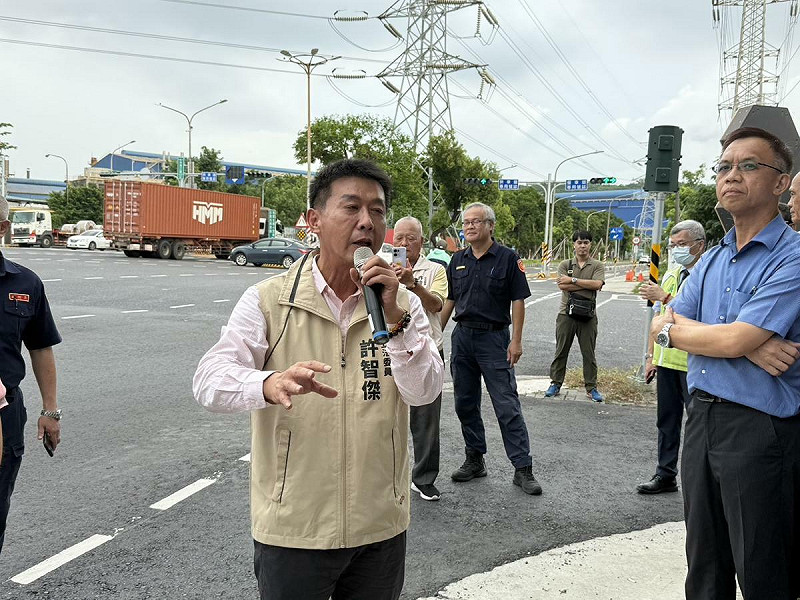 許智傑(左一)關心高雄沿海路長期塞車問題。   圖：許智傑辦公室/提供