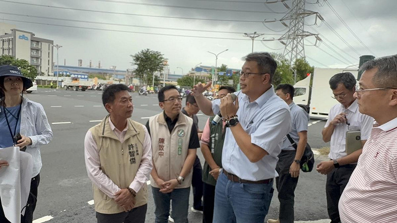 許智傑(左二)邀集市府交通局、捷運局、新工處、警察局等單位聯合會勘,緩解沿海路長久以來的難題。 圖:許智傑辦公室/提供