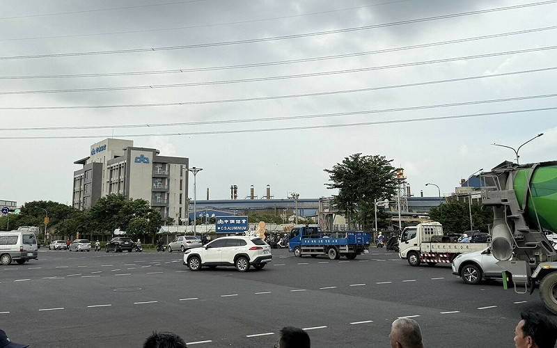 沿海路設置「貨櫃車專用道」,造成尖峰時間自小客車使用量大,卻不能使用該道做為消化車流,只能被迫嚴重回堵。 圖:許智傑辦公室/提供