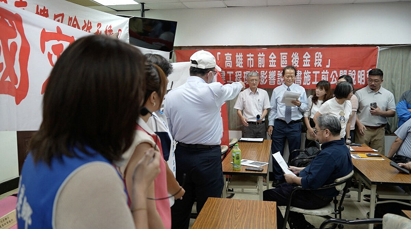 大陸工程現場人員宣讀會議內容,被民眾以高分貝抗議壓制。 圖:陳麗娜服務處/提供