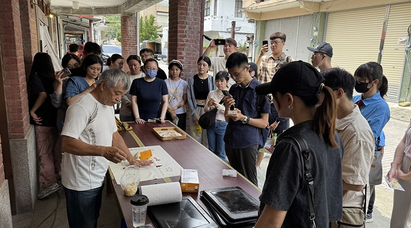 百年餅舖清甘堂老闆蔡明進指導學員手作茶餅,體驗屬於六龜在地的傳統滋味。 圖:高雄市青年局/提供