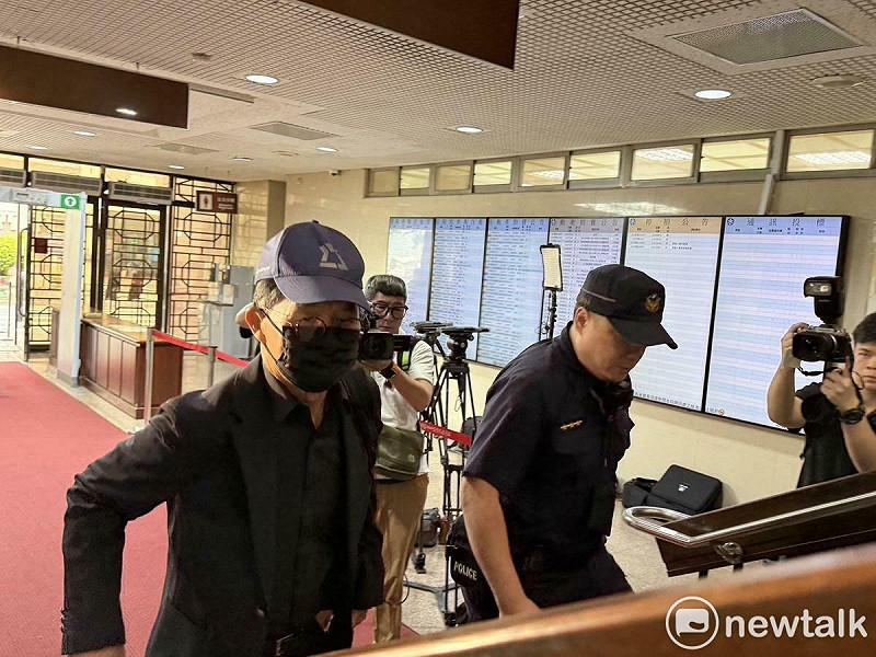 台北地方法院今（2日）審理京華城案，今將傳喚彭振聲(左)作證。   圖：周煊惠 / 攝